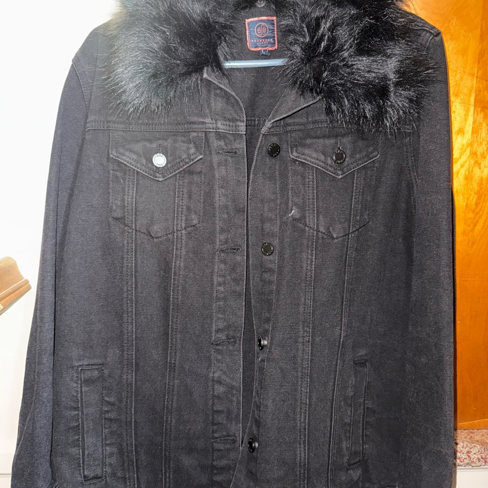 Stylish Black Jean Jacket with Faux Fur Collar